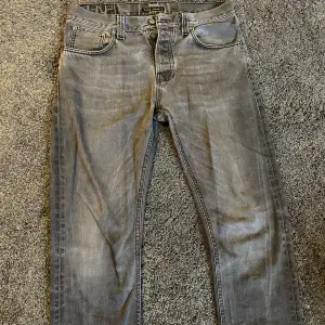 Säljer ett par grå jeans från Nudie Jeans i bra skick. Storlek 33/32 men sitter som 32/32. Köpte på Second hand butik i GBG. Riktigt feta, straightleg.