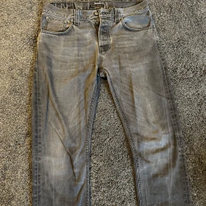 Nudie Jeans - Säljer ett par grå jeans från Nudie Jeans i bra skick. Storlek 33/32 men sitter som 32/32. Köpte på Second hand butik i GBG. Riktigt feta, straightleg.