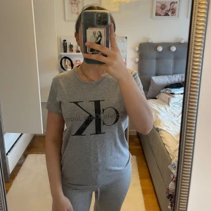 Calvin klein tshirt - Aldrig använd. Kommer inte till användning. Passar både xs och s