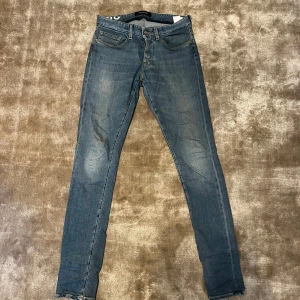 Blå jeans från Dondup - Säljer ett par snygga blå jeans från Dondup i storlek 28. De har en slim passform och är i bra skick. Perfekta för både vardag och fest! 🕺 LIMITED EDITION 