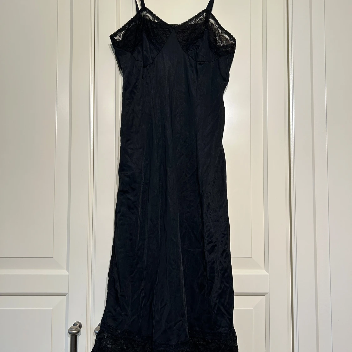 Svart satin klänning med spetsdetaljer - 92