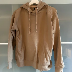 Beige hoodie - Den är knappt använd så finns inga anmärkningar. 