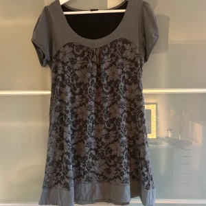 Tunika/kort klänning med spets  - Den är ganska gammal men finns inte anmärkningar på den.