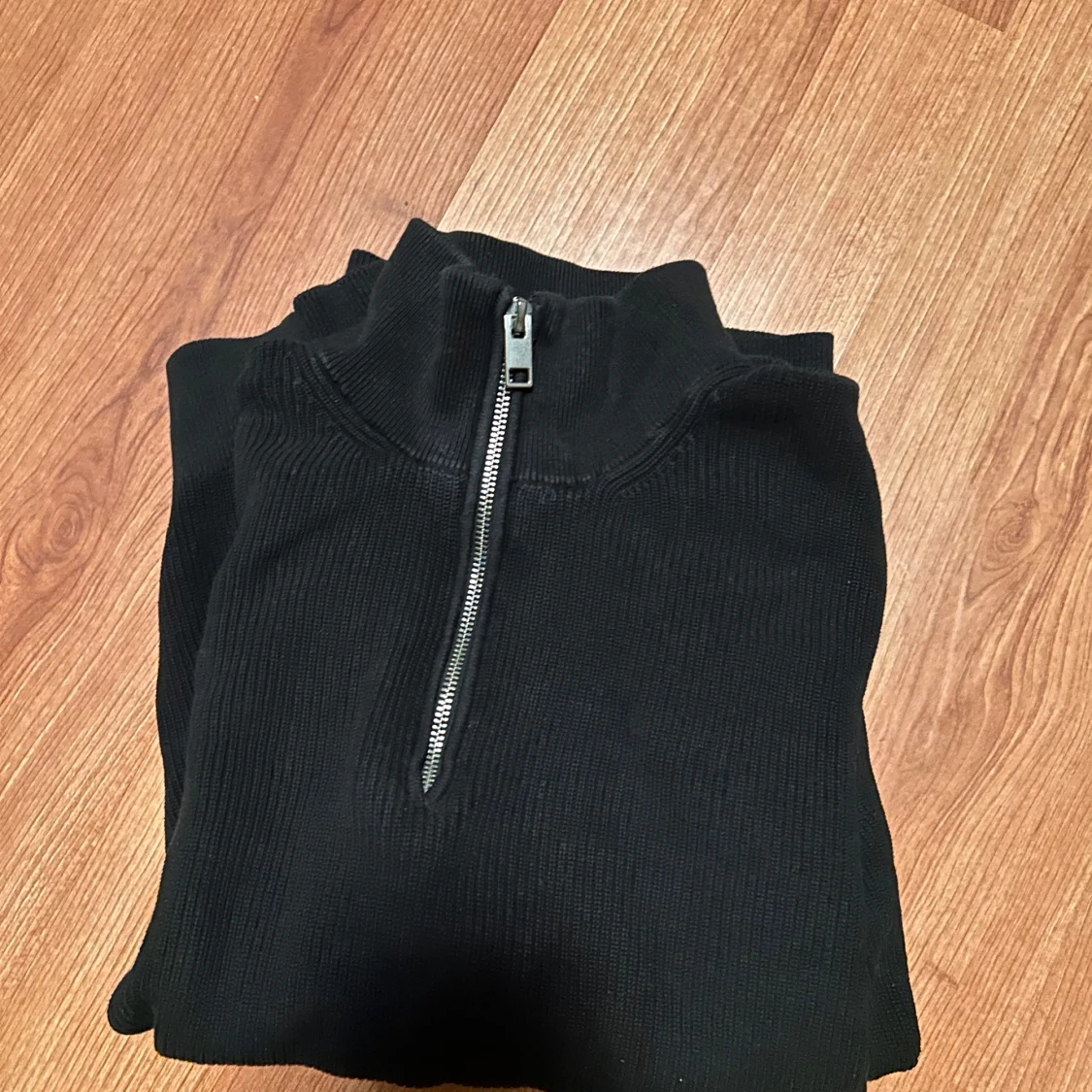 Svart tröja med dragkedja - 91