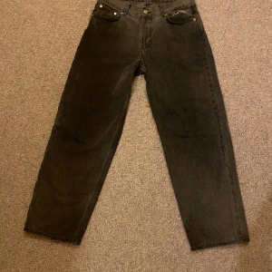 Svarta jeans från Sweet Skateboarding Company - Säljer ett par svarta jeans från Sweet Skateboarding Company. De har en klassisk femficksdesign och en bekväm passform. Perfekta för både vardag och skate-sessioner. Märkeslappen på baksidan ger en cool touch. Passar till det mesta i garderoben!