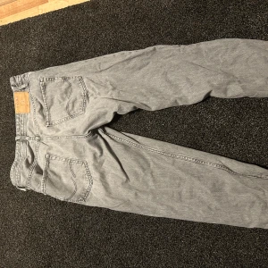Grå jeansbyxor - Säljer ett par grå jeans från Jack n jones, storlek 32/34 knappt använda.