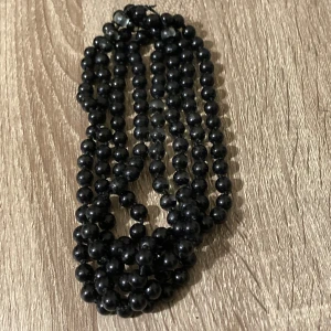 Svart pärlhalsband - svart pärlhalsband med flera rader av glänsande pärlor. 