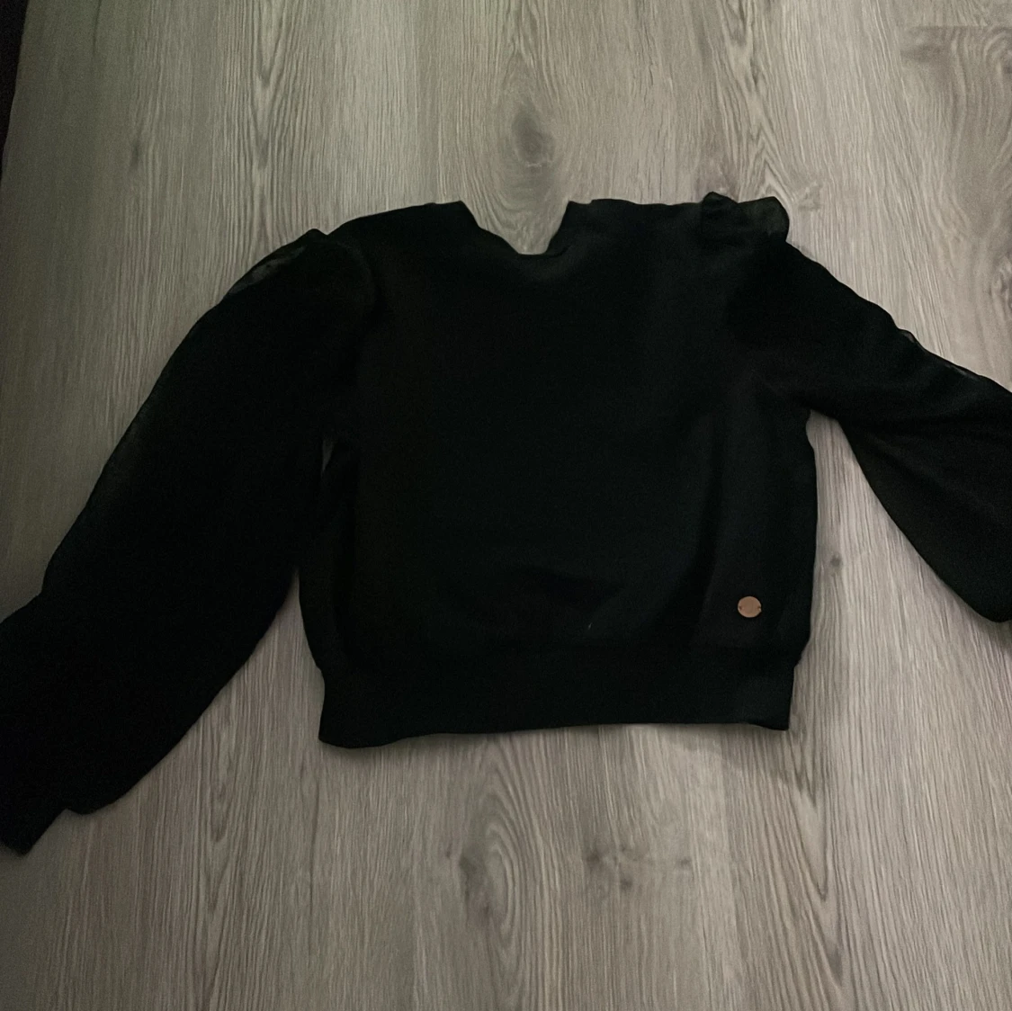 Svart tröja med unika detaljer