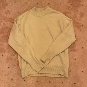 Mysig beige stickad tröja från H&M i storlek S. Perfekt för kyliga dagar med sin ribbade krage och muddar. Tröjan är i bra skick och passar både till vardags och lite finare tillfällen. Ett måste i garderoben för höst och vinter! Mycket bra skick!❤️