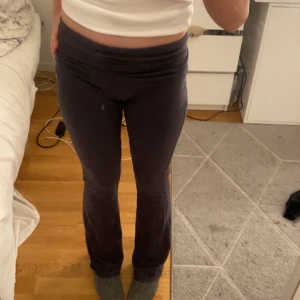  Yoga pants från Gina Tricot - Säljer ett par svarta byxor från Gina Tricot i storlek XS. De är i mycket bra skick, och köptes för 1 månad sen! Använt ungefär 5 ggr. Materialet är mjukt och stretchigt, vilket gör dem superbekväma att ha på sig. Kan även passa för s! Pris kan diskuteras 🩷