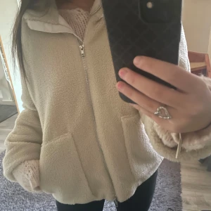 Beige teddyjacka med dragkedja - Teddyjacka från Merley. Storlek xs/s. 💗💗💗