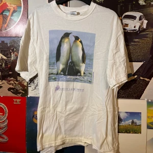 Vintage tshirt med pingvinmotiv  - Perfekt för alla pingvinälskare, inga defekter. Dm vid frågor