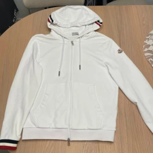 Moncler zip up - Nyskick med fungerande nfc-scan. Storlek L