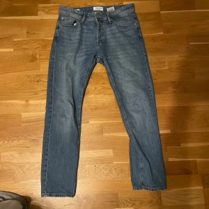 Blå jeans från Jack & Jones - Säljer ett par snygga blå jeans från Jack & Jones i modellen Tapered/Mike. Den ha storleken 30 30