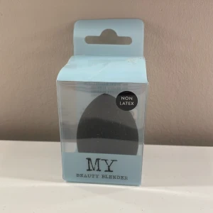Beautyblender - Säljer en svart beautyblender från MY. Den är non-latex och kommer i en snygg ljusblå förpackning. Perfekt för att applicera foundation eller concealer jämnt och smidigt. Perfekt för både flytande och krämprodukter! Den är helt oandvän och har bara tagit bort tejpen men jag har inte ens rört den💗