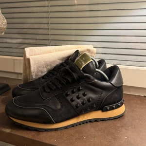 Valentino rockrunners  - Riktigt snygga valentino rockrunners  i otroligt bra skick. Skorna kommer med dustbag och är i storlek 40, passar även 41 och 41,5. Vid ytligare frågor kontakta mig!