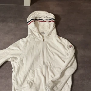 Moncler Hoodie - Vit fin Moncler hoodie i Storlek s Men passar även M, Hör av er om ni har några frågor eller vill ha mer bilder🍾