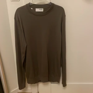 Stickad merinoull tröja från selected homme - Säljer en beige stickad tröja i merinoull. Endast använd ett fåtal gånger. Inga defekter på tröjan