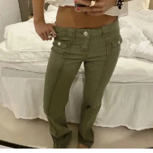 Gröna jeans HM - Snygga gröna byxor i mycket bra skick med coola knappar framtill. Från HM i storlek 36