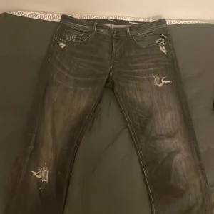 REPLAY jeans - Säljer dessa tvär feta Replay jeans som har slitningar (det är designen). De är i princip nya och väldigt bra skick, jag har ej använt de. Säljer eftersom de är för stora för mig. Nypris på dessa är ungefär 1699kr! Pris kan självklart diskuteras och jag är öppen för byten!✅ 