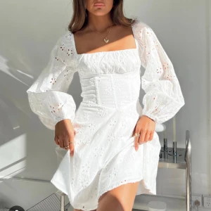 Vit klänning - Superfin vit klänning med puffiga långärmar. Den har inga defekter och funkar perfekt som studentklänning eller bara sommarklänning💕