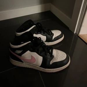 Air Jordan 1 Mid GS 'Arctic pink' - Säljer ett par Air Jordan 1 Mid GS i färgen Arctic pink i storlek 40. Köptes för ca 3000🩷
