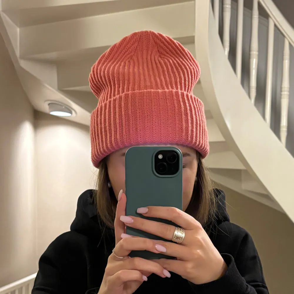 Säljer en superfin rosa stickad mössa i ribbat material, från pieces. Den är i mycket bra skick och passar de flesta. 50 kr + frakt🌟. Asusteet.