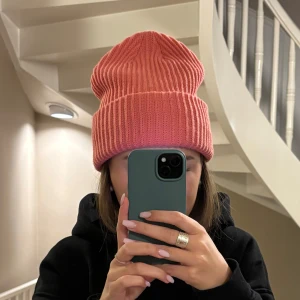 Rosa stickad mössa - Säljer en superfin rosa stickad mössa i ribbat material, från pieces. Den är i mycket bra skick och passar de flesta. 50 kr + frakt🌟