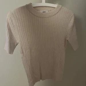 Stickad t-shirt - Cremevit ribbstickad t-shirt från Only i stl S 🤍