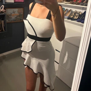 Vit och svart klänning med volangdetaljer - Super fin klänning