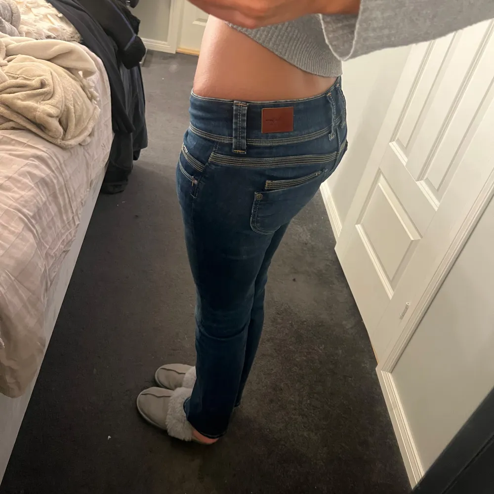 Lågmidjade mörkblå jeans från Pepe Jeans i mycket bra skick! Inga defekter och sparsamt använda❣️ Storlek 27x32. Nypris 1895kr❣️❣️. Jeans & Byxor.