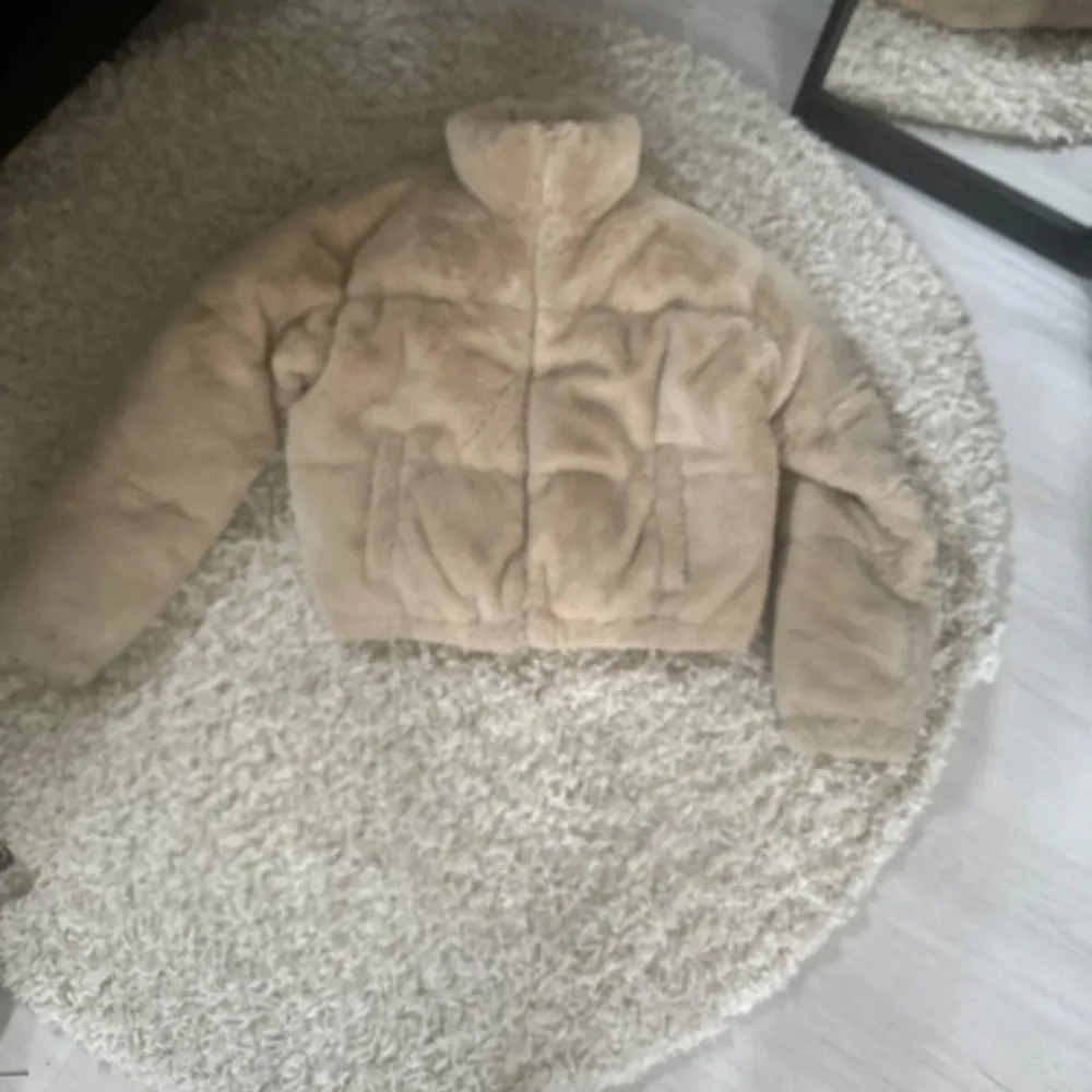 Mysig beige teddyjacka från Nelly i storlek 36. Den är från Nelly och är i bra skick. Jackor.