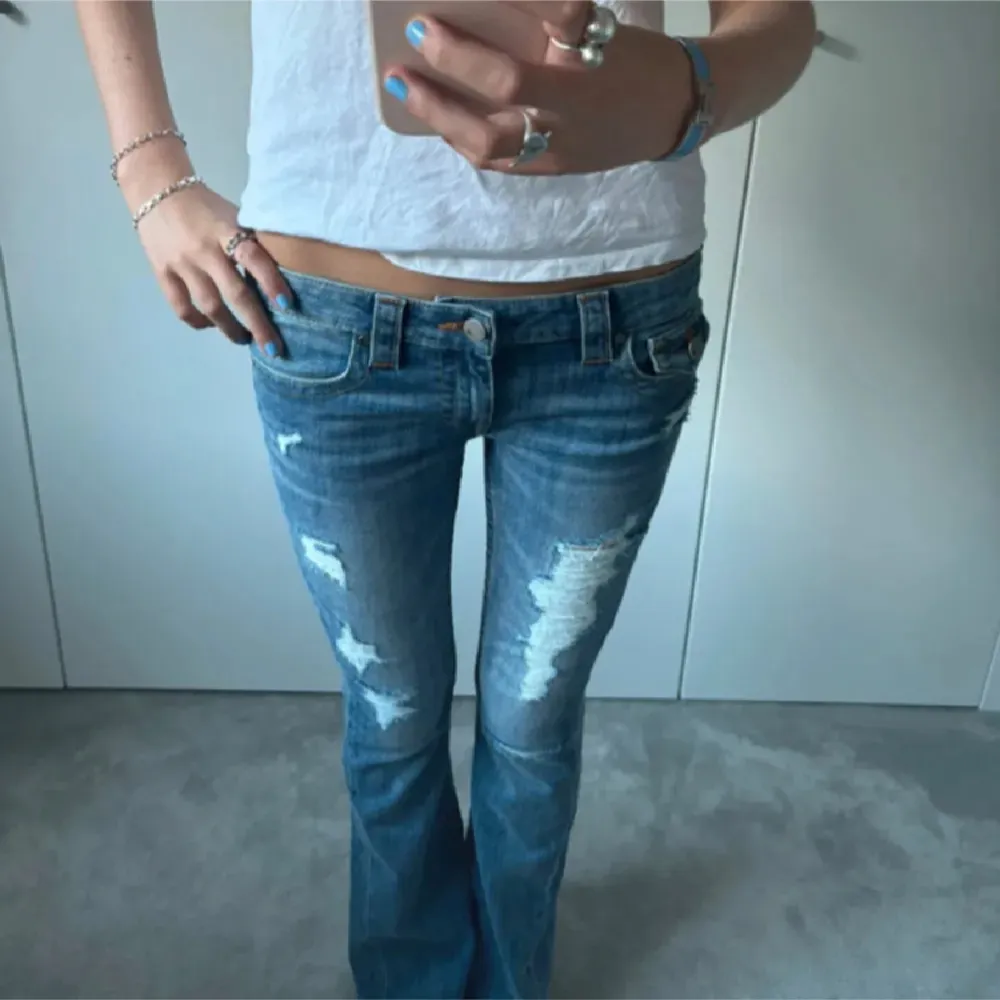 Säljer dessa as snygga lågmidjade jeansen från true religion. De har slitna detaljer på framsidan, skriv om ni har några frågor🦋. Jeans & Byxor.