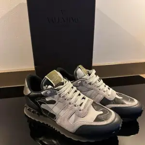 Eftertraktade Valentino Rockrunners som är perfekta till höst/vinter i mycket bra skick | Storlek 41 kan passa 42 | Nypris 7000kr Mitt pris 3499 | Box ingår | Pris kan diskuteras | Kom PM för fler frågor💫