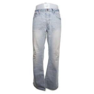 Ljusblå jeans från American Eagle - Säljer ett par ljusblå jeans från American Eagle i 100% bomull. De har en klassisk femficksdesign och en bekväm passform. Perfekta för en avslappnad stil och passar till alla tillfällen. Skicket är bra och de är redo för en ny ägare!