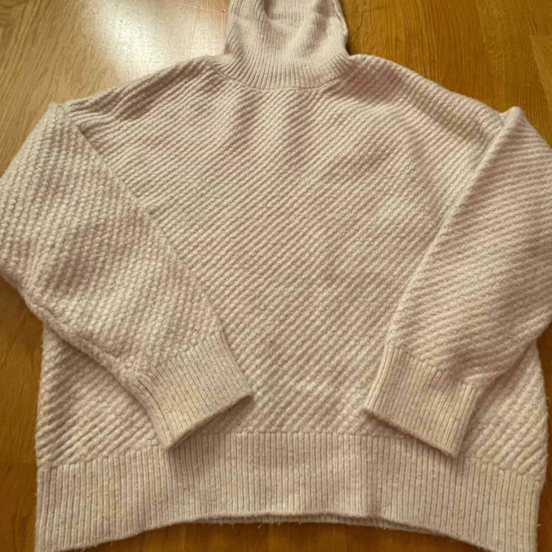 Beige stickad polotröja från Lindex