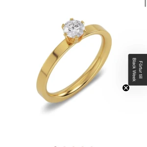 Elegant guldring med diamant från Edblad  - Säljer en superfin guldring med en gnistrande diamant. Ringen är precis ny och aldrig använd säljer pågrun av att jag har 2 st. Perfekt som gåva eller för att skämma bort dig själv! I storlek S 16,80 mm 🩷