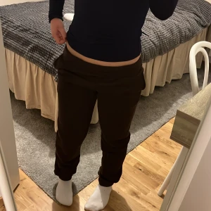 Bruna mjukisbyxor - Säljer ett par bruna mjukisbyxor i bra skick. De är superbekväma och perfekta för en chill dag hemma eller en snabb tur till affären. Byxorna har en normal passform och är gjorda av mjukt material. Perfekta för höst och vinter!