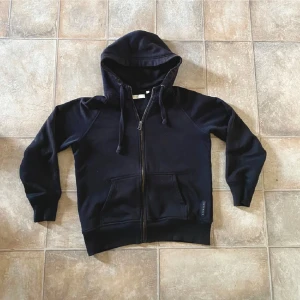 Berkeley Hoodie - Nypris ligger på 1200kr. Den är i mycket bra skick. Står att den är storlek L fast den passar mera som S eller M. Säljer pågrund av att den är för liten för mig. Kontakta mig vid frågor eller om du vill ha fler bilder.