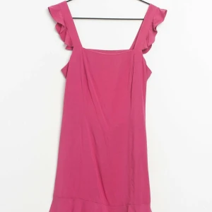 Mini klänning  - En rosa sommarklänning från kollektionen Pamela x NA-KD reborn. Storlek 34. Använt en sommardag, inga skador!