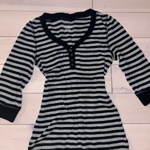 Randig tröja med trekvartsärm - Säljer denna Elena gilbert vibe- tröjan som är köpt på secondhand, den är storlek 32/34 men sitter som S. Fint skick💘 