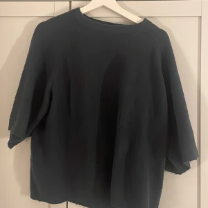 Svart tröja från 157 - Säljer en stilren svart tröja från 157 i storlek S. Perfekt för både vardag och mysiga kvällar. Passar bra till jeans eller kjol❤️
