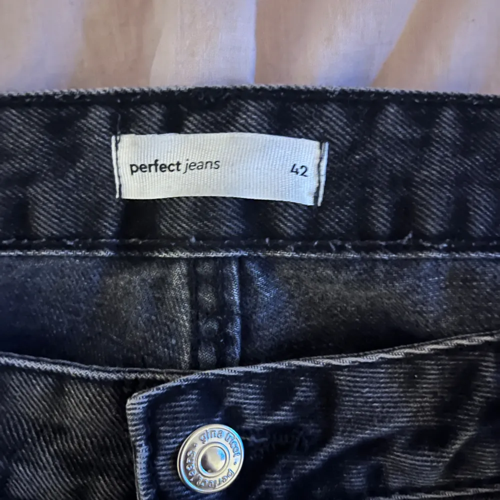 Svarta jeans från Gina Tricot i straight model (men baggy på mig då jag gick upp en/två storlekar). Använda fåtal gånger. Kom privat för fler bilder!💕. Jeans & Byxor.