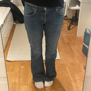 Flare jeans - Flare jeans i bra skick förutom att de är slitna i hälarna (se bild)🤗