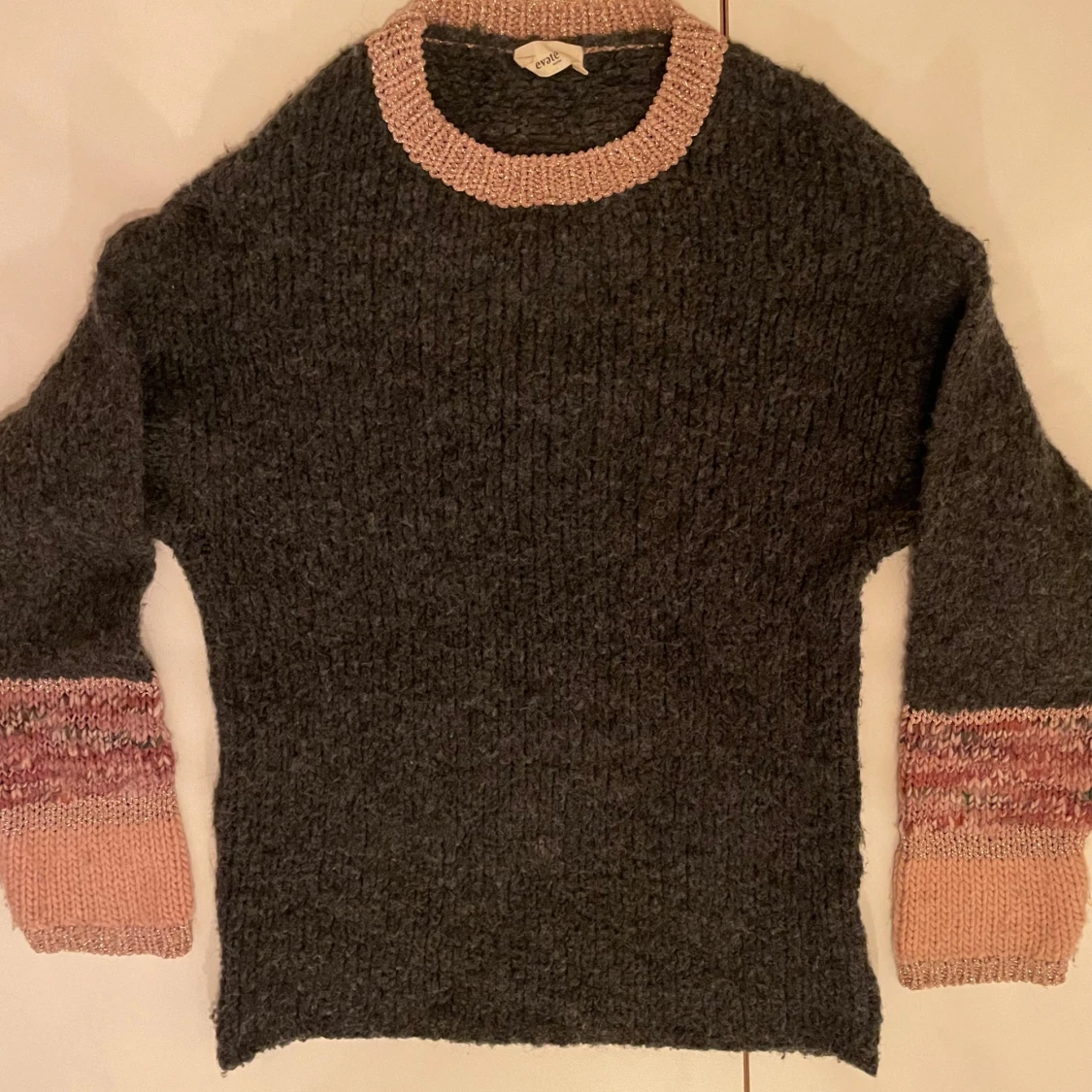 Grå stickad tröja från Levate