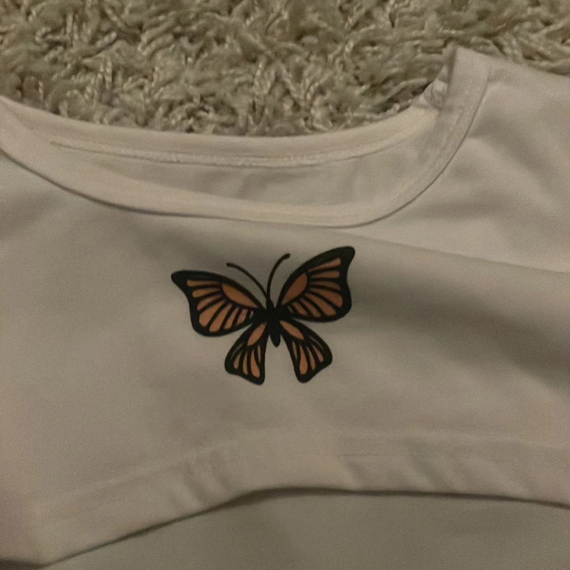 Vit croppad topp med fjärilstryck - 91