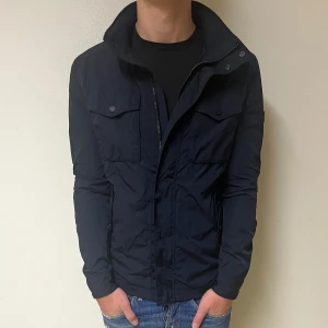 J.lindeberg jacka Bailey - Hej! Säljer nu denna riktigt snygga j.lindeberg Field jackan i storlek M. Skicket är 9/10 modell Bailey, nypris runt 4000kr. Vid minsta lilla fundering så är det bara att höra av sig!