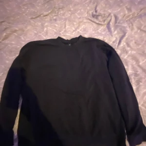 Svart tröja från SOC - Säljer en svart tröja från SOC i storlek L. Den är perfekt för både vardag och träning. Tröjan har långa ärmar och en enkel design som gör den lätt att matcha med andra plagg. Passar bra till höst och vinter.