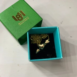 L8 Hasselblad Halsband - Säljer det populära L8 Hasselblad halsbandet i storleken 45cm💕 endast testad så är som ny, köpt för 750 kr🩷 kommer även i original förpackning 