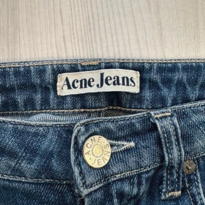 Acne jeans  - Säljer ett par jeans från Acne i storlek 34/XS. Låg midja, långa ben och är i en jättesnygg tvätt. Säljes då de är för små för mig